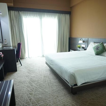 Swan Garden Hotel Malacca Esterno foto