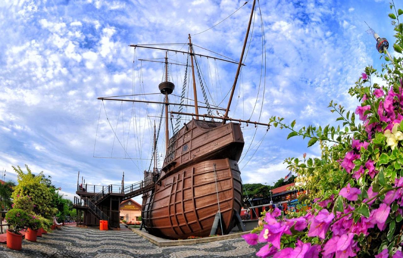Swan Garden Hotel Malacca Esterno foto